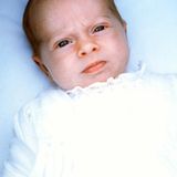 Ganz schön skeptisch: Prinzessin Madeleine kommt 1982, als drittes Kind des Königspaares, auf die Welt und scheint wenig begeistert, dass sie schon fotografiert wird.
