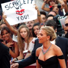 Scarlett Johanssons Ankunft bei der "Under the Skin"-Premiere löst Kreischalarm aus.