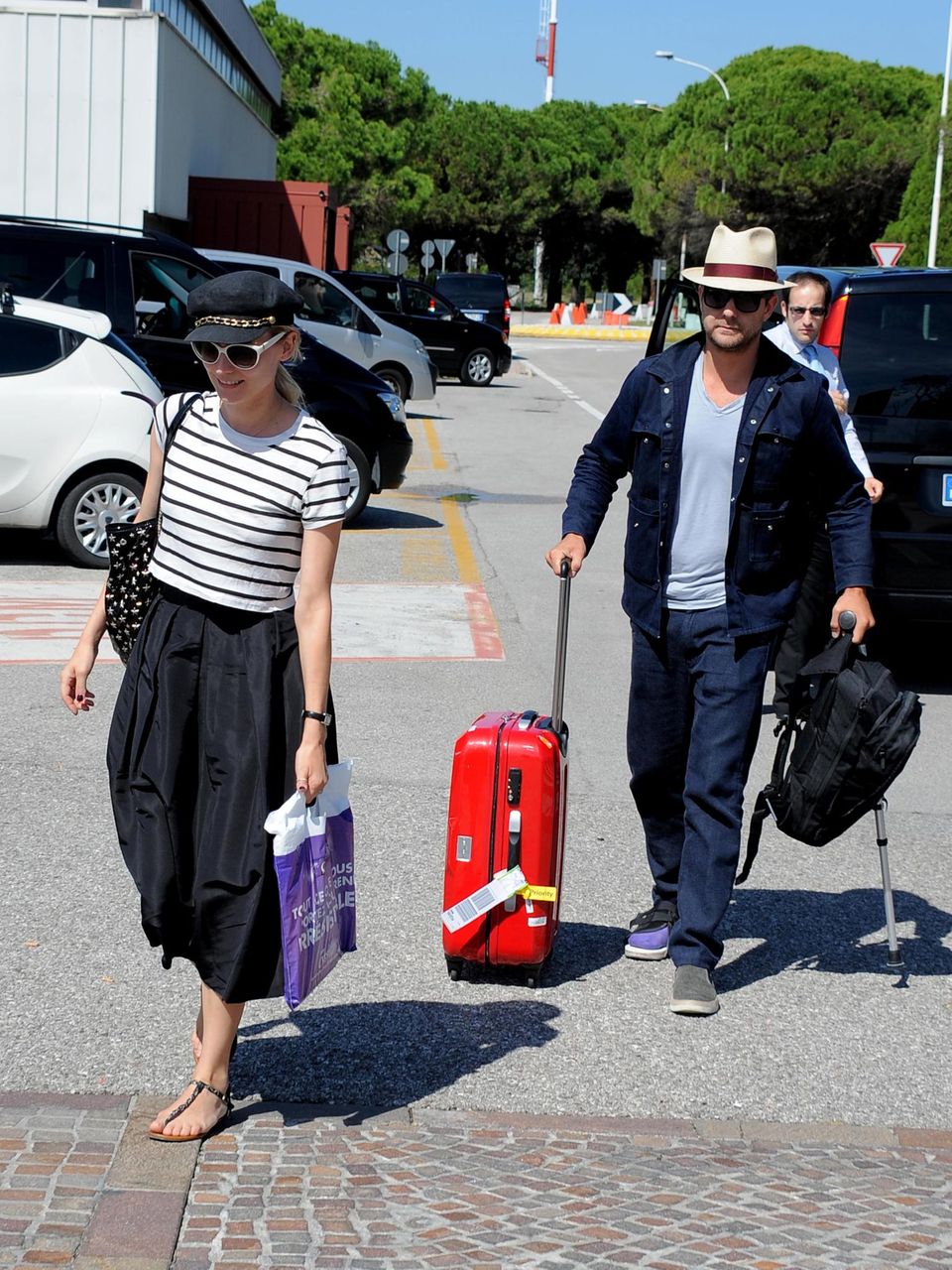 Diane Kruger und Joshua Jackson machen sich mit ihrem Gepäck auf den Weg ins Hotel.