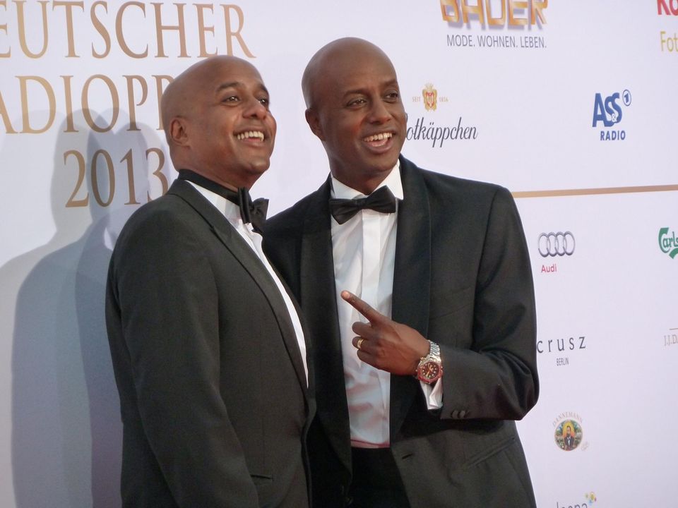 Moderator Yared Dibaba bringt seinen Bruder Benjamin Dibaba zur Preisverleihung mit. Das sorgt für einige Verwirrung bei den Fotografen. Besonders als Yared selbst noch gar nicht da ist und Benjamin am roten Teppich steht. Die beiden sehen sich aber auch ähnlich ... Moderator Yared Dibaba bringt seinen Bruder Benjamin Dibaba zur Preisverleihung mit. Das sorgt für einige Verwirrung bei den Fotografen. Besonders als Yared selbst noch gar nicht da ist und Benjamin am roten Teppich steht. Die beiden sehen sich aber auch ähnlich ...