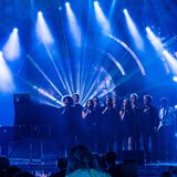 Jamie Cullum wagt ein Experiment: Er singt ein Medley seiner Hits gemeinsam mit einem Chor aus Fans, die sich über Radiosender dafür bewerben konnten. Am Tag des Auftritts hat er die Talente erst kennengelernt. Das Vertrauen des Briten lohnt sich, der Auftritt klingt fantastisch.