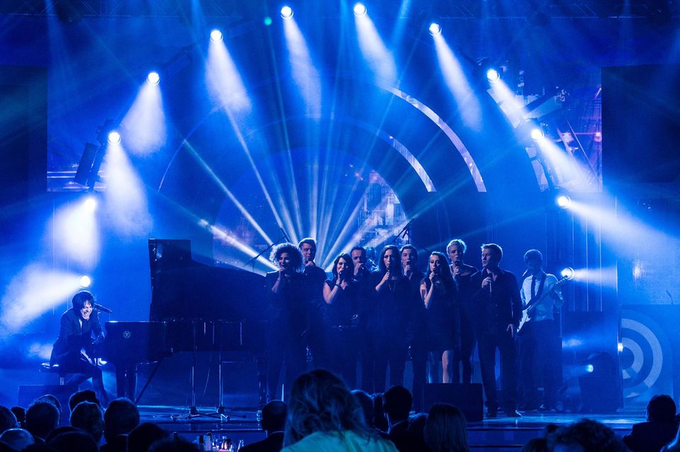 Jamie Cullum wagt ein Experiment: Er singt ein Medley seiner Hits gemeinsam mit einem Chor aus Fans, die sich über Radiosender dafür bewerben konnten. Am Tag des Auftritts hat er die Talente erst kennengelernt. Das Vertrauen des Briten lohnt sich, der Auftritt klingt fantastisch. Jamie Cullum wagt ein Experiment: Er singt ein Medley seiner Hits gemeinsam mit einem Chor aus Fans, die sich über Radiosender dafür bewerben konnten. Am Tag des Auftritts hat er die Talente erst kennengelernt. Das Vertrauen des Briten lohnt sich, der Auftritt klingt fantastisch.