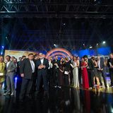 Am Ende der Show sind Laudatoren und Gewinner auf der Bühne vereint.