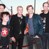 Sänger Campino von den Toten Hosen kam über seinen großen Bruder zur Musik. Für ihn hat er früher sogar im Radio angerufen und sich Punkrocksongs gewünscht, erzählt er Gala.de.