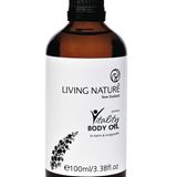 Das "Vitality Body Oil" mit Arnika entspannt die Muskulatur. Von Living Nature, 100 ml, ca. 30 Euro