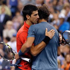 Der Weltranglistenerste Novak Djokovic gratuliert Nadal zu seinem Sieg.