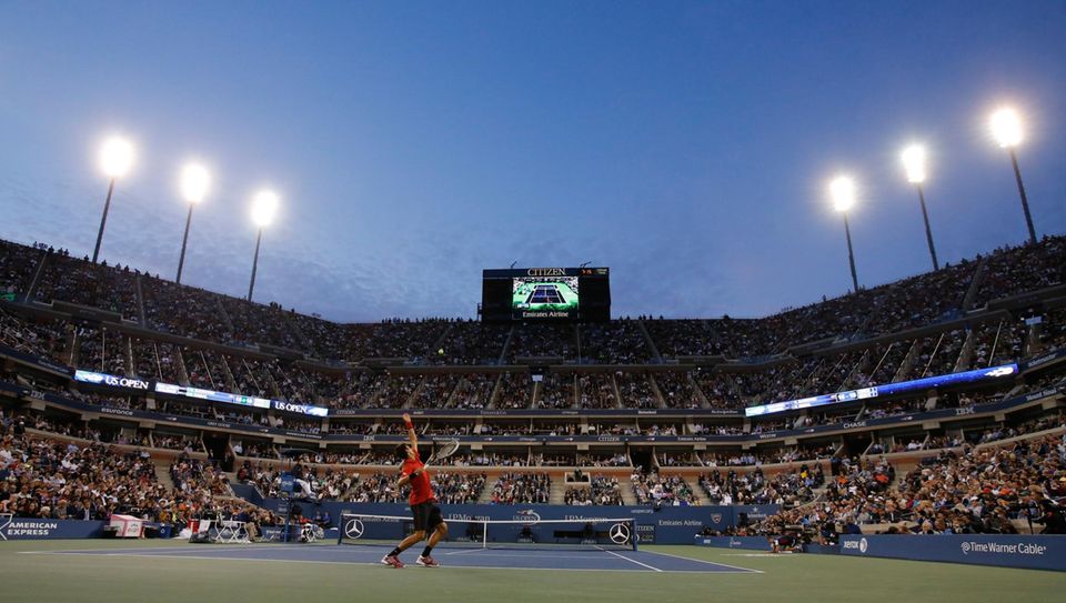 Novak Djokovic serviert zum Spielgewinn. Novak Djokovic serviert zum Spielgewinn.