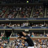 Serbiens Novak Djokovic steht gegen Joao Sousa aus Portugal auf dem Platz.