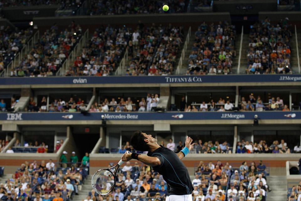 Serbiens Novak Djokovic steht gegen Joao Sousa aus Portugal auf dem Platz. Serbiens Novak Djokovic steht gegen Joao Sousa aus Portugal auf dem Platz.