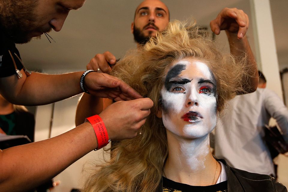 Zombieähnliche Styling-Kunstwerke werden im Backstage-Bereich von Vivienne Westwood kreiert. Zombieähnliche Styling-Kunstwerke werden im Backstage-Bereich von Vivienne Westwood kreiert.
