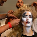 Zombieähnliche Styling-Kunstwerke werden im Backstage-Bereich von Vivienne Westwood kreiert.