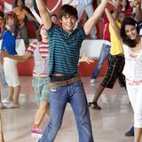 Mit Zac Efron ist ein weiterer früherer Disney-Star im Entzug gelandet und abgestürzt. Dabei fing alles so harmlos an: Als süßer singender Schüler aus "Highschool Musical" wurde Efron berühmt, er spielte in drei Kinofilmen den schüchternen "Troy Bolton". Das Disney-Image als glatter Mädchenschwarm war ihm seitdem sicher, selbst nach der Trennung von seiner "Highschool Musical"-Kollegin Vanessa Hudgens schien Zac Efron auf dem Boden zu bleiben ...