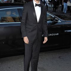 Männer haben's ja bei der Kleiderwahl etwas leichter, nur sollte der Anzug perfekt sitzen. Wie hier beim frisch erschlankten Dan Stevens.