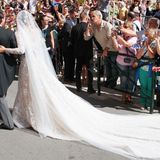 Ein Brautpaar zum Anfassen: Prinz Félix und Prinzessin Claire zeigen sich vor der Kirche noch einmal den Schaulustigen hinter den Absperrungen.