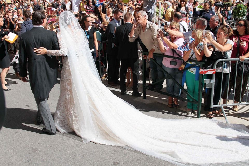 Ein Brautpaar zum Anfassen: Prinz Félix und Prinzessin Claire zeigen sich vor der Kirche noch einmal den Schaulustigen hinter den Absperrungen. Ein Brautpaar zum Anfassen: Prinz Félix und Prinzessin Claire zeigen sich vor der Kirche noch einmal den Schaulustigen hinter den Absperrungen.