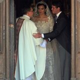 Kurz vor dem Verlassen der Kirche dankt das Brautpaar noch dem Erzbischof.