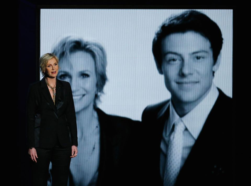 Jane Lynch gedenkt ihrem verstorbenen "Glee"-Kollegen Cory Monteith. Jane Lynch gedenkt ihrem verstorbenen "Glee"-Kollegen Cory Monteith.