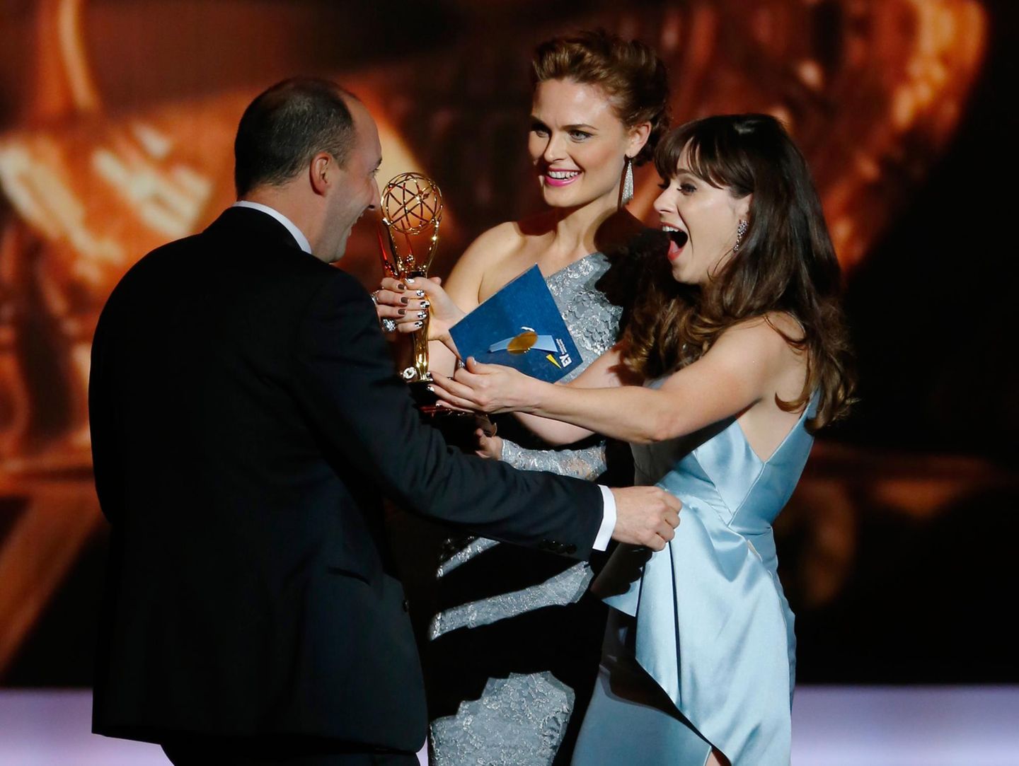 Tony Hale bekommt für seine Rolle in "Veep" den Emmy als "Bester Nebendarsteller" von Emily Deschanel und Zooey Deschanel überreicht.