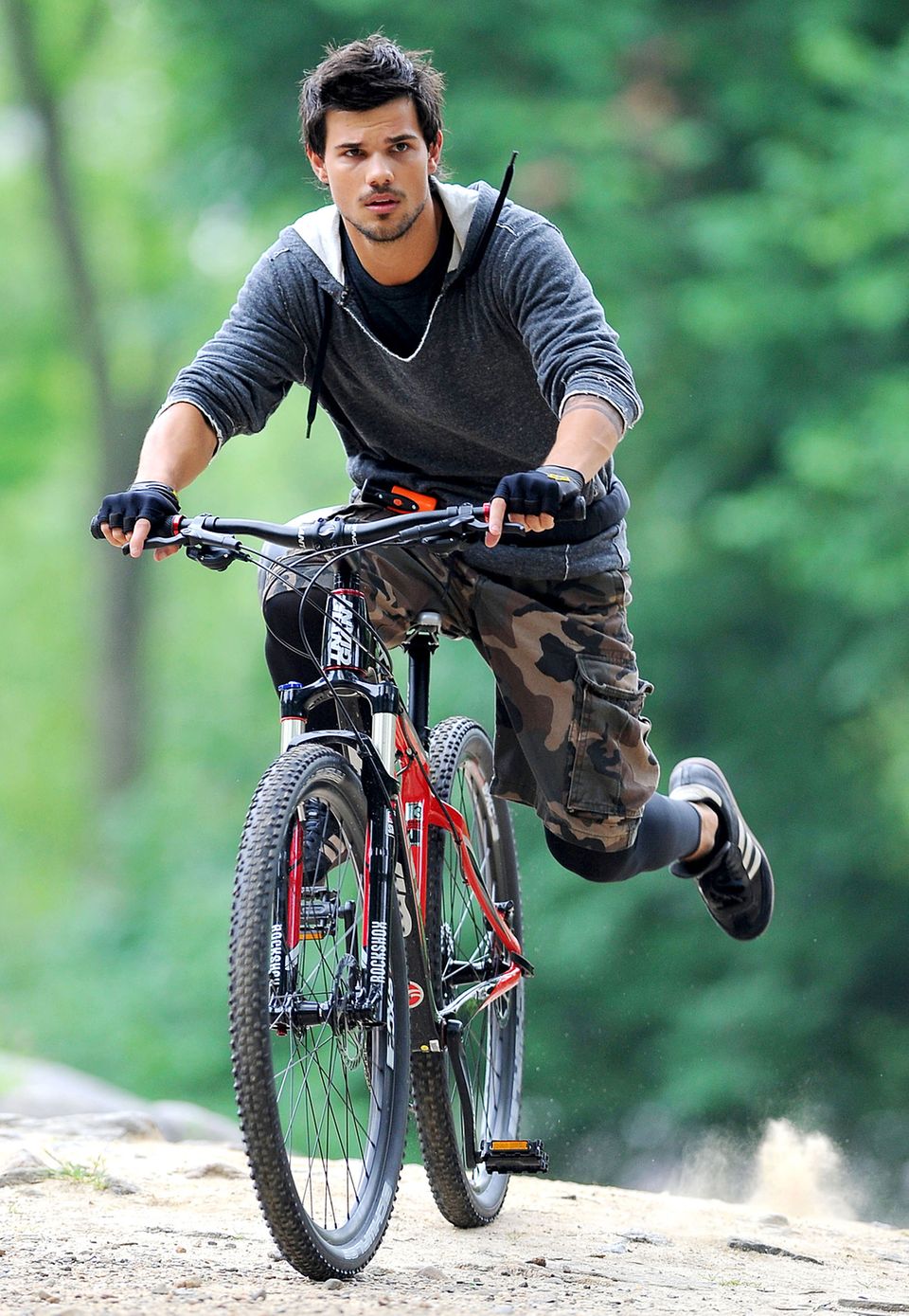 Auch was für Mountainbiker: Taylor Lautner trägt Camouflage-Short auf dem Rad.