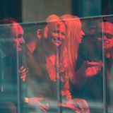 Gespiegelt und gut gelaunt: Pamela Anderson besucht die Vivienne-Westwood-Show.