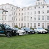 Die Geländewagen und Limousinen von Mercedes-Benz stehen für eine Spritztour bereit.