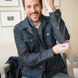 Alexander Mazza verpasst seiner Jeansjacke einen ordentlichen Abrieb.