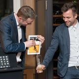 Digitale Revolution: Beim GALA Buddy Weekend läuft das Bier sogar aus den iPads. Der iPad-Magier Simon Pierro zeigt wie's geht.