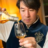 Flüssiges Gold: Heiko Tagawa schenkt Johnnie Walker ein.