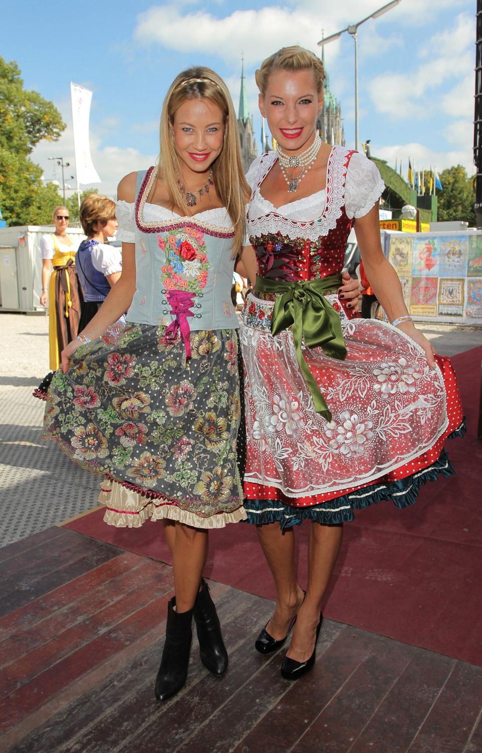 Alessandra Pocher und Giulia Siegel kommen aufgerüscht zur Sixt Damen-Wiesn im Hippodrom-Festzelt.
