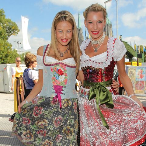 Alessandra Pocher und Giulia Siegel kommen aufgerüscht zur Sixt Damen-Wiesn im Hippodrom-Festzelt.