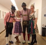 Fürs Oktoberfest hat sich Lauf-Ass Usain Bolt vom Outfit her den Bayern abgepasst. Nur die Sportschuhe will er nicht ausziehen. Vielleicht um ganz schnell weglaufen zu können, falls ihm auf der Wiesn zum Beispiel die Musik nicht gefällt.