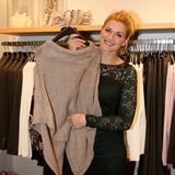 Nina Bott ist auf der Suche nach schönen Outfits im comma-Store schon ganz auf die kalte Jahreszeit eingestellt.