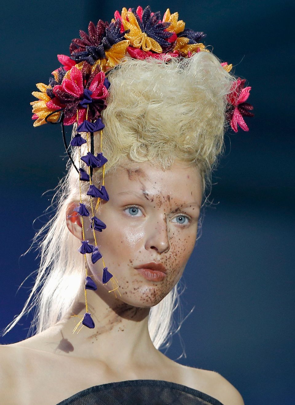 Die Erfinderin der Punk-Mode Vivienne Westwood schickte ihre Models mit scheinbar schmutzverschmierten Gesichtern auf den Laufsteg. Ein toller Glow und sehr zarter, nudefarbener Lidschatten gehören dann aber doch dazu.