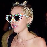 Provozieren kann Skandalnudel Miley Cyrus bekanntlich gut. Ihrem Ruf hat sie diesmal auch bei einer Aftershow-Party von Designer Alexander Wang in New York wieder alle Ehre gemacht, auf der sie halbnackt aufkreuzte. Ihre Brüste schmückten lediglich zwei kleine Eiswaffeln, auf der Nase trug sie eine Pillen-Brille, und auf dem Dekolleté glitzerte rosa Prinzessin-Lillifee-Staub. Da lebt wohl jemand in seiner eigenen, rosaroten Welt.