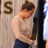 Miley Cyrus trägt beim Shopping mit ihrer Mutter Trish ein komplett durchsichtiges Netzoberteil - und keinen BH. Definitiv kein Look, in dem wir uns vor die Tür wagen würden.