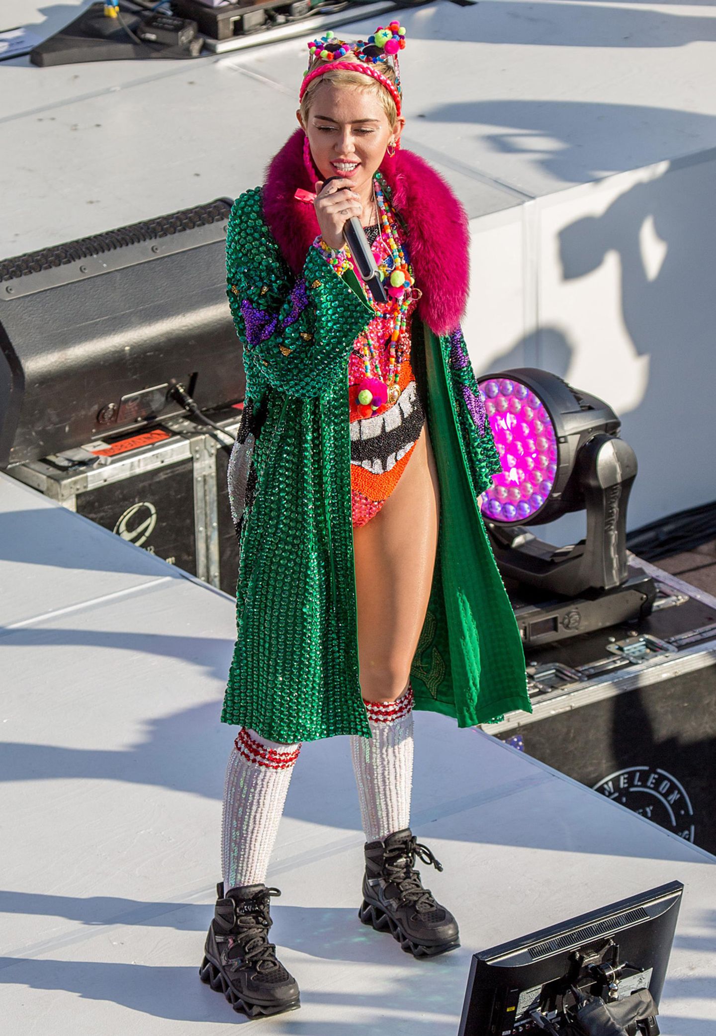 Oh Tannenbaum! Wie ein prachtvoll geschmückter Weihnachtsbaum auf Bergwanderung präsentiert sich Miley Cyrus bei einem Auftritt in Sydney.