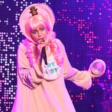 Auf Miley Cyrus' Lätzchen-Spruch "Cry Baby" hören wir nur allzu gerne. Bei ihrem skurrilen Reifrock-Windel-Look schießen uns nämlich direkt die Tränen in die Augen.