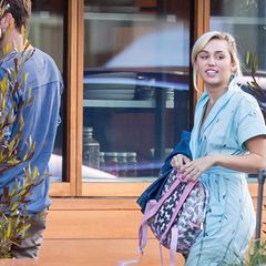 Kein Wunder, dass Liam Hemsworth ein paar Meter Abstand zu seiner Freundin hält, bevor sie ins Restaurant verschwinden. Beim Anblick ihres unförmigen, gemusterten Overalls, der leider etwas an Krankenhaus erinnert und dem Glitzer-Rucksack mit Einhorn-Print wären wir Miley Cyrus sicherlich auch davongelaufen.