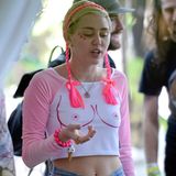 Oben ohne und trotzdem angezogen: Der skurille Print von Miley Cyrus Sweatshirt zieht verwirrte Blicke auf sich und lenkt nahezu von ihrem außergewöhnlichen Neon-Haarschmuck à la "Gretel" ab.