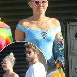 Back to the 90's oder auch "Zurück zum schlechten Geschmack": Für ein Date mit Liam Hemsworth wühlt sich Miley Cyrus anscheinend ganz tief durch den Kostümfundus von "Spiceworld" und kombiniert die schrägsten Teile mit ihren eigenen verrückten Accessoires. Von der Neon-Herz-Sonnenbrille, der Plastik-Bag und der Tattoo-Kette mal ganz abgesehen - was soll das bunte Pflaster in ihrem Dekolleté?!   Liam scheint sich diese Frage nicht zu stellen und akzeptiert den crazy Look seiner Freundin.