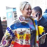 Millionen auf dem Konto, aber kein bisschen Geschmack: Miley Cyrus' Outfit ist so grell und wild, dass man am liebsten gleich wieder wegschaut.