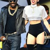 Auch hier greift Miley wieder auf ihre geliebten Overknee-Stiefel zurück. Die an sich schönen und eleganten Schuhen werden durch das Mikro-Höschen und ein an Football-Trikots erinnerndes Shirt allerdings ziemlich verunstaltet.
