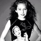 Für skurrile Outfits ist Miley Cyrus bereits bekannt. Dieses Instagram-Foto ist jedoch ihr bisher verwirrendster Mode-Streich. Es zeigt eine ältere Aufnahme der Sängerin, auf dem ihr "Mini-Me" ein Shirt trägt, auf das ein aktuelles Bild von ihr gephotoshoppt wurde. Ganz schön bizarr!