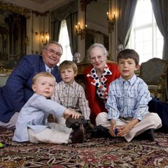 Zu ihrem 40. Hochzeitstag ließen sich Königin Margrethe und Prinz Henrik 2007 zusammen mit ihren Enkelkindern Nikolai, Felix und Christian auf Schloss Fredensborg ablichten - und das nicht nur förmlich aufgereiht auf einem Sofa. Das Regentenpaar setzte sich mit den drei Enkelsöhnen kurzerhand einfach auch auf den Teppich.