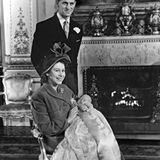 In einem Taufkleid, das schon die Kinder von Königin Victoria trugen, wird Charles Philip Arthur George, der erstgeborene Sohn von Prinzessin Elizabeth und Prinz Philip 1948 im Musikzimmer des "Buckingham Palace" getauft. Seinen ersten großen Fototermin verschläft der Prinz allerdings.