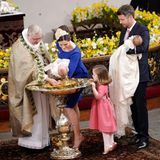 14. April 2011  Prinzessin Mary und Prinz Frederik haben schon Übung, schließlich ist die Taufe von ihren Zwillingen im Jahr 2011 bereits ihre dritte. Die große Schwester, Prinzessin Isabella, schaut aber ganz genau zu, was da mit ihrer kleinen Schwester passiert, die auf den Namen Josephine Sophia Ivalo Mathilda getauft wird. Der kleine Prinz, den Papa Frederik auf dem Arm hat, bekommt den Namen Vincent Frederik Minik.