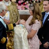Prinzessin Madeleine und ihr Mann Chris O'Neill lassen ihre erste Tochter Leonore Lilian Maria in der Kapelle von Schloss Drottningholm im Juni 2014 taufen.