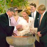 Gute Laune in Den Haag: Prinzessin Máxima und Prinz Willem-Alexander lassen ihre erste Tochter 2004 mit Wasser aus dem Jordan und in einem alten Taufkleid der königlichen Familie taufen.   Patentante von Catharina-Amalia Beatrix Carmen Victoria sind unter anderem Schwedens Kronprinzessin Victoria und ihr Onkel Prinz Constantijn, die beide auch mit an das Taufenbecken getreten sind.