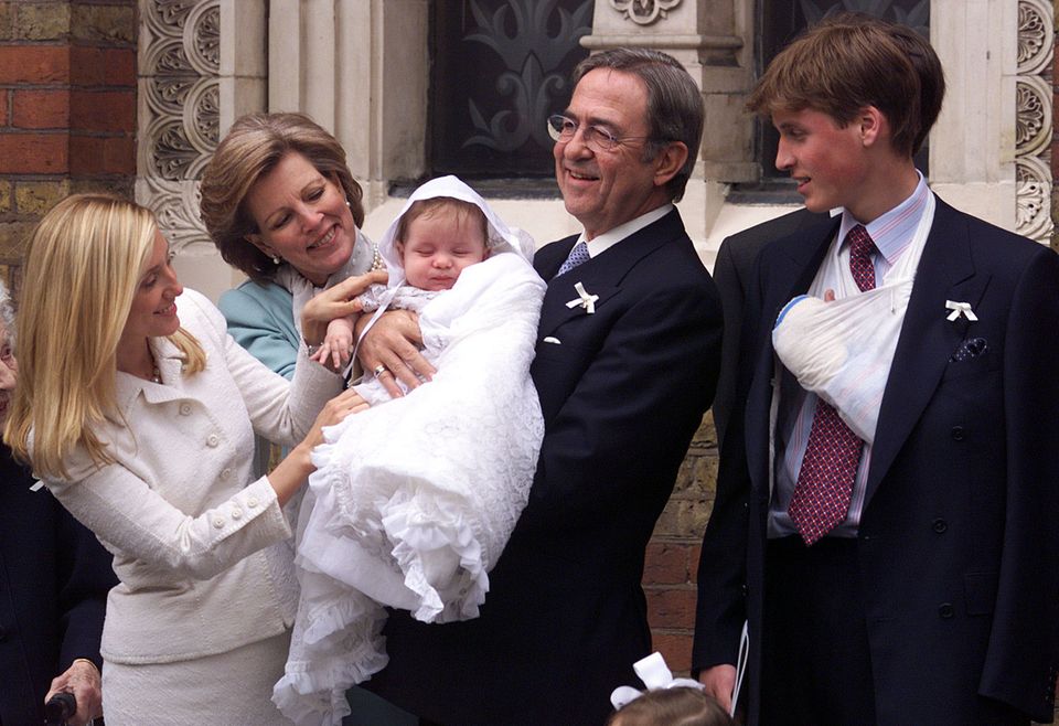 Im April 1999 hat Prinz William die Ehre, die Patenschaft des kleinen Prinz Konstantinos-Alexios zu übernehmen. König Konstantin, der stolze Großvater, ist wiederum Williams Pate. Getauft wird der kleine älteste Sohn von Prinz Pavlos und Prinzessin Marie Chantal in London. Im April 1999 hat Prinz William die Ehre, die Patenschaft des kleinen Prinz Konstantinos-Alexios zu übernehmen. König Konstantin, der stolze Großvater, ist wiederum Williams Pate. Getauft wird der kleine älteste Sohn von Prinz Pavlos und Prinzessin Marie Chantal in London.