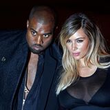 "Schwarz ist das neue Schwarz"  Gemeinsam mit Freundin beweist Kanye West auf der Fashion Week in Paris im Oktober 2013, dass er seinem selbst auferlegten Mode-Diktat folgt.